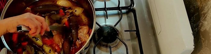Agregar las manitas a la vinagreta: Añadir las manitas de cerdo a la vinagreta hirviendo. Dejar hervir durante 10 minutos, apagar y dejar reposar toda la noche para que absorban los sabores.