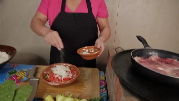 Agregar la mitad de la cebolla a la salsa. Revolver y añadir cilantro picado.