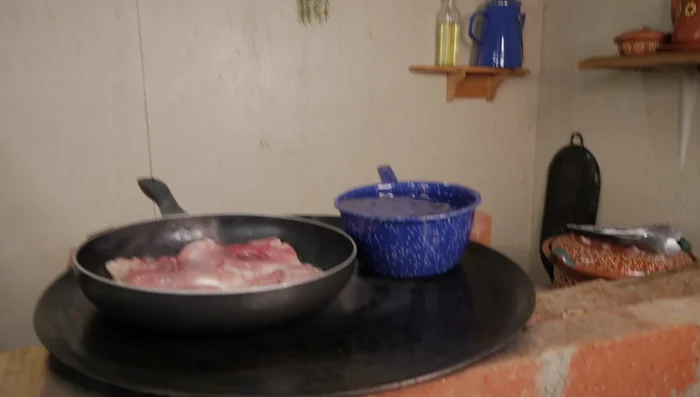 Amasar la masa para tortillas y preparar las tortillas.