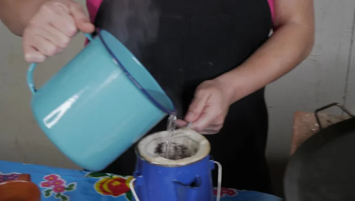 Una vez cocidas las chuletas, servir con las tortillas, la salsa, los nopales, la cebolla y los chiles.