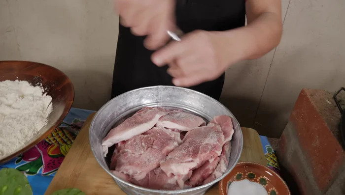 Lavar bien las chuletas de puerco. Agregar sal y pimienta al gusto.