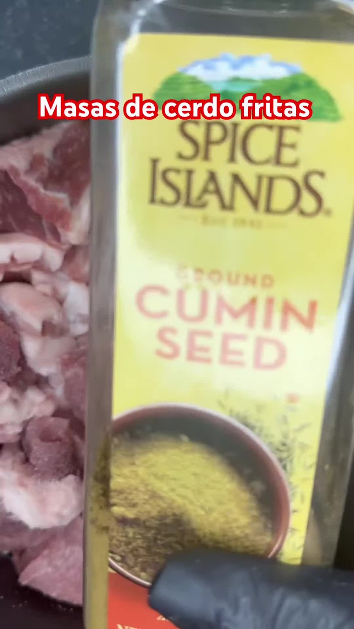 Sazonar la carne con sal, comino, hojas de laurel y dientes de ajo.
