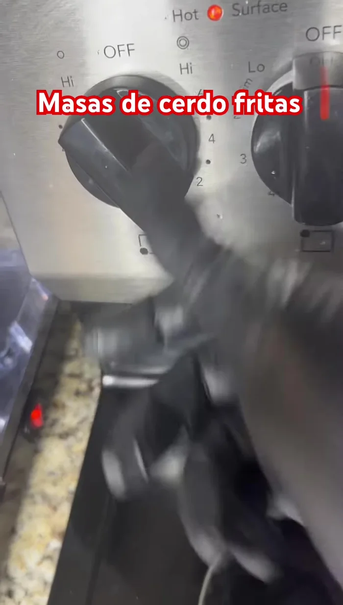 Cocer a fuego bajo hasta que la carne esté suave al tacto. La carne soltará su propia agua, que se mezclará con el aceite.