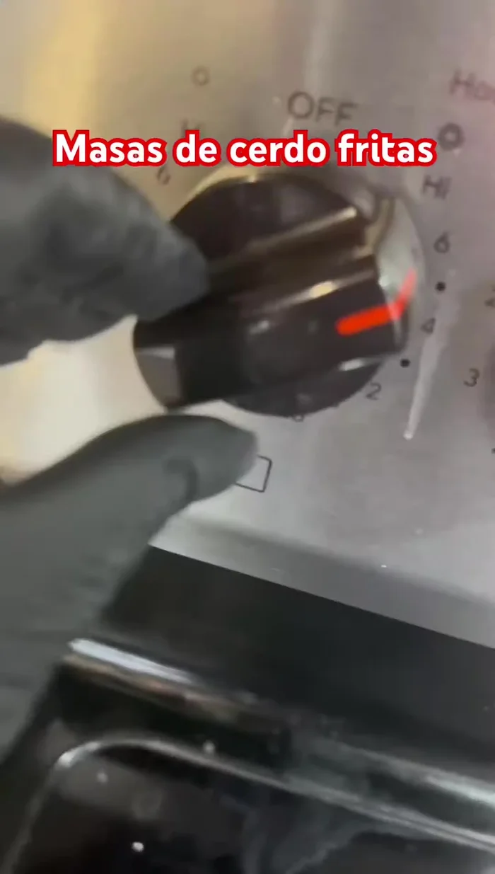 Calentar abundante aceite en otra olla a fuego alto.