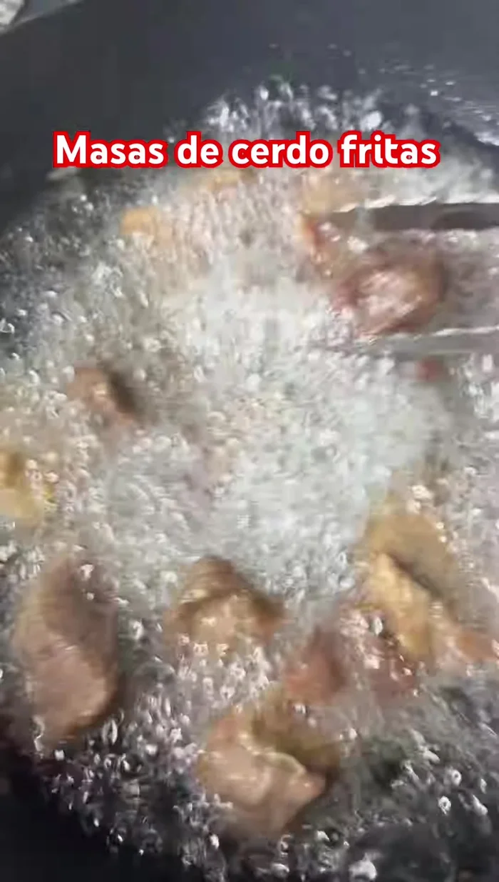 Freír las masas de cerdo previamente cocinadas hasta que estén doradas.