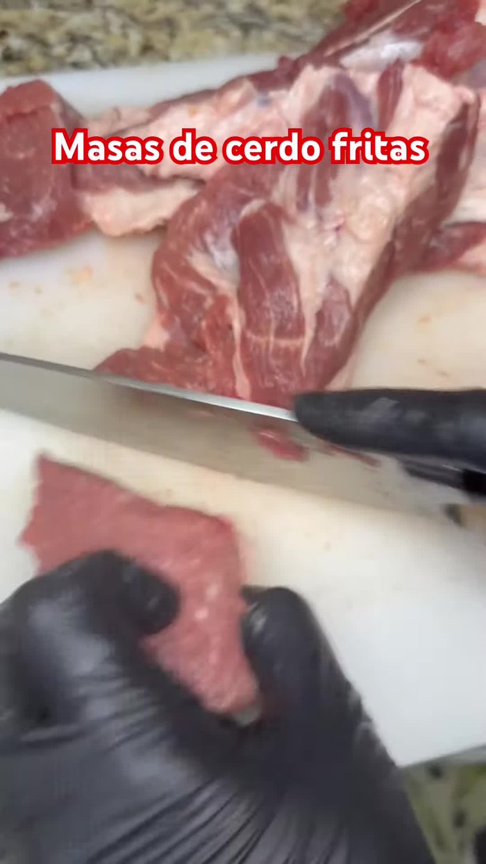 Cortar la carne de cerdo en pedazos grandes para que no se encojan durante la cocción.