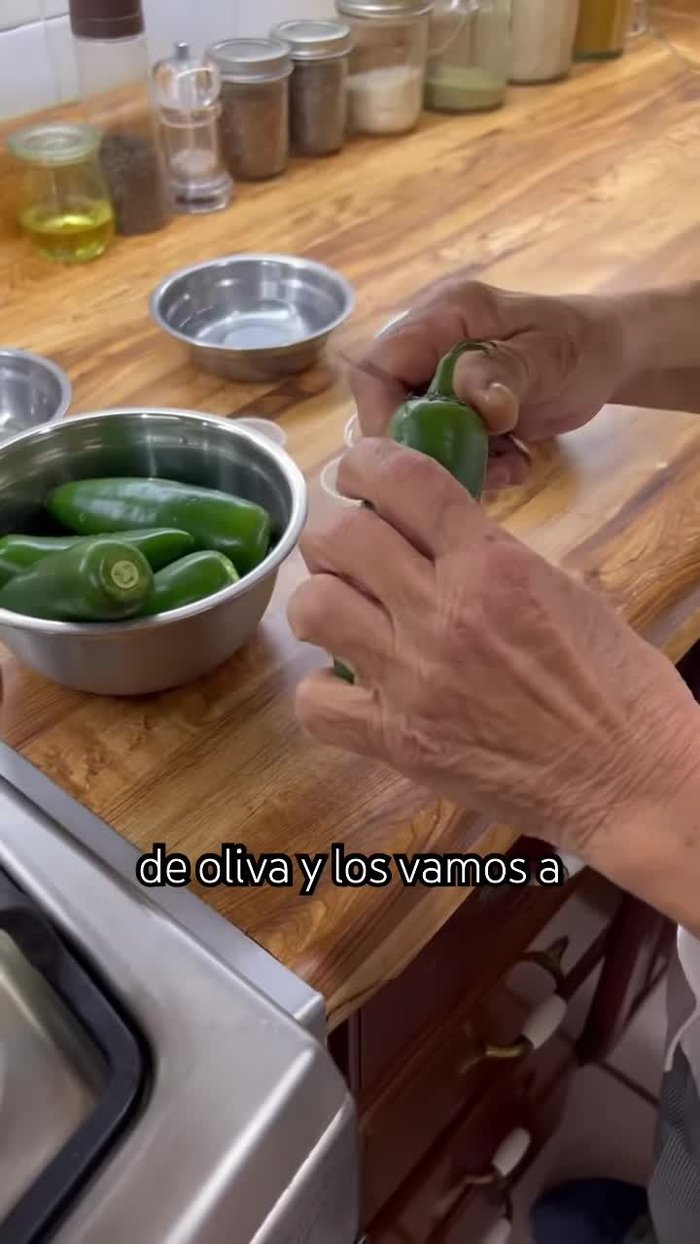 Calentar ligeramente el aceite de oliva en una olla pequeña. No debe estar muy caliente, solo acitronar.