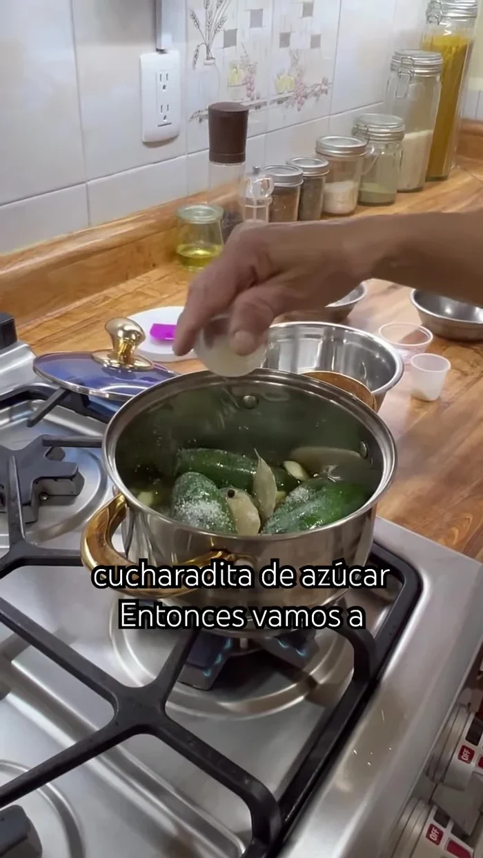 Dejar que evapore el vinagre, luego cocinar a fuego lento durante 6 minutos (o 10 minutos si la olla es más grande). Remover ligeramente.