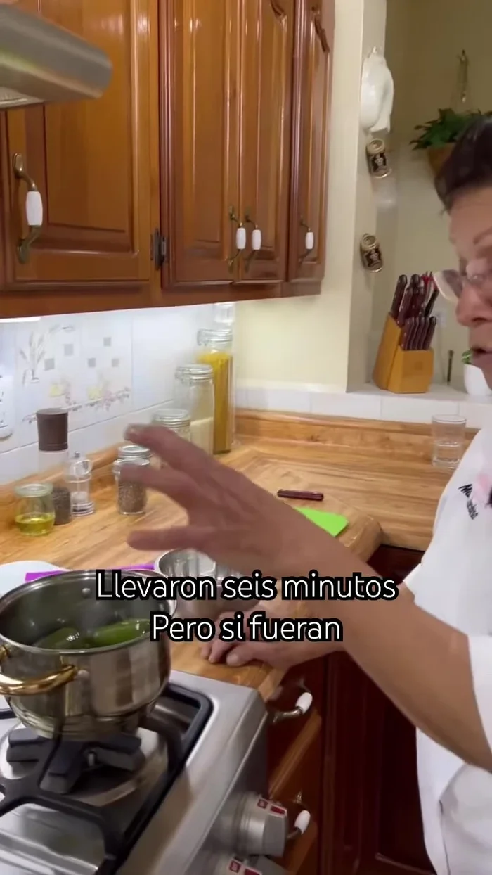 Una vez listo el escabeche, agregar los chiles (ya sea para rellenar o ablandar).