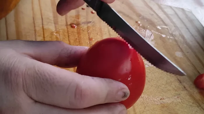 Colocar los tomates picados en un balde grande.