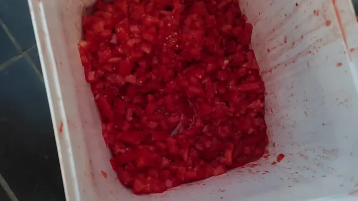 Utilizar un mixer o procesador de alimentos para triturar los tomates hasta obtener una consistencia homogénea.