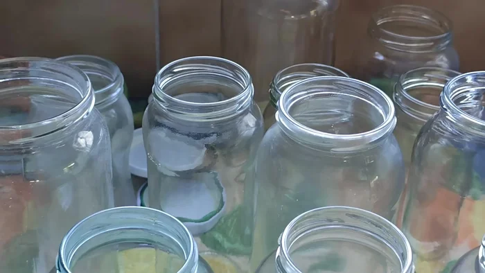 Mientras tanto, esterilizar los frascos hirviéndolos en agua durante 10 minutos.