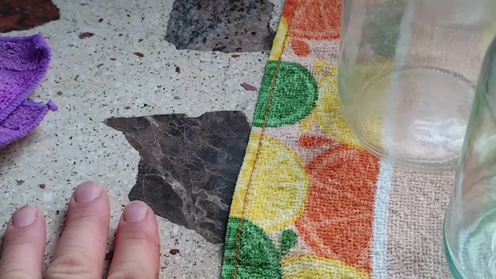 Llenar los frascos esterilizados con la salsa de tomate hirviendo, dejando un pequeño espacio en la parte superior.