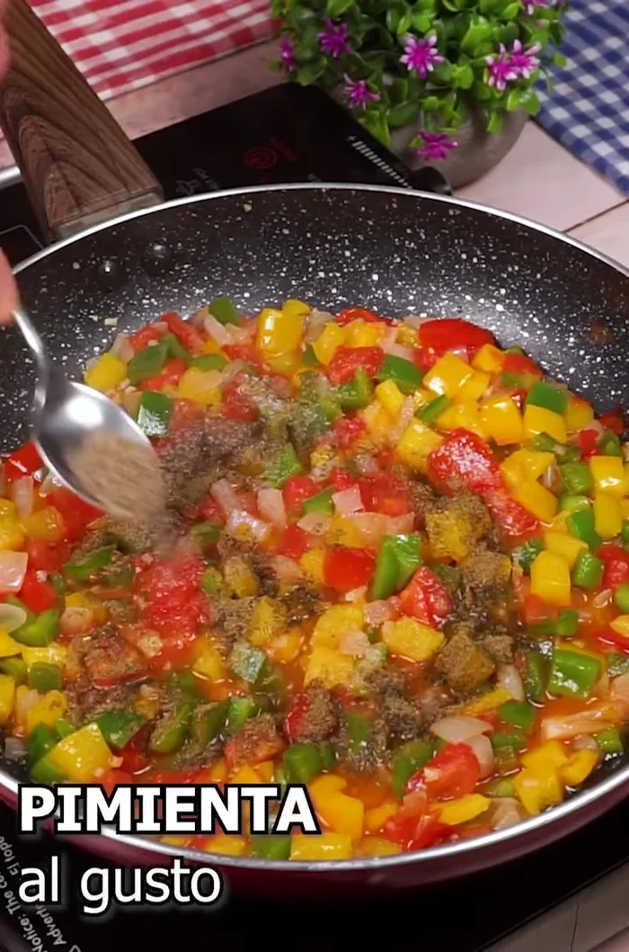 Sazonar el sofrito con media cucharadita de sal, media cucharadita de orégano y un poquito de pimienta negra (al gusto).