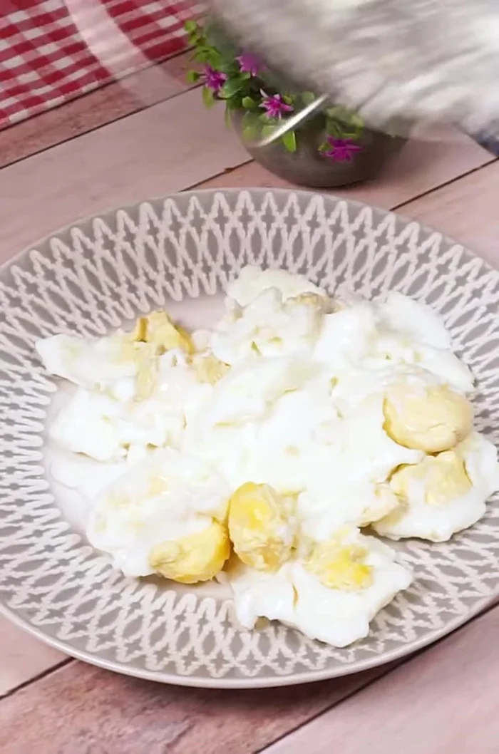 Picar los huevos cocidos en trozos pequeños.