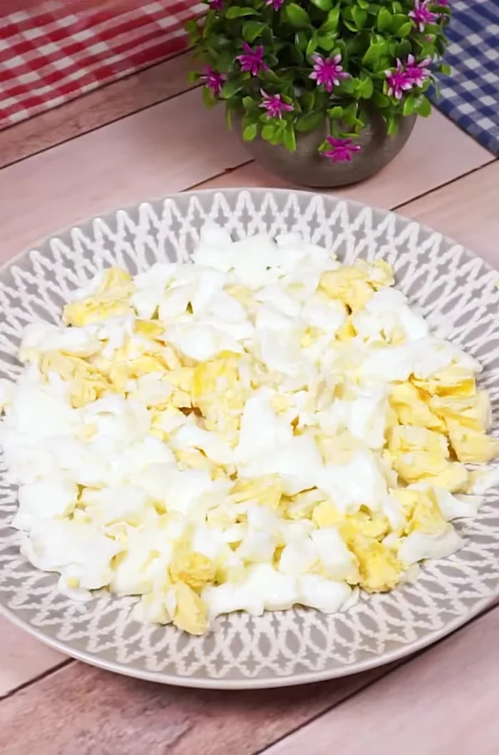 Agregar el sofrito encima de los huevos picados.