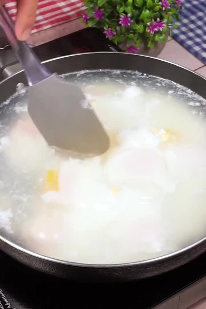 Romper las yemas de los huevos cocidos para que queden bien cocidas.
