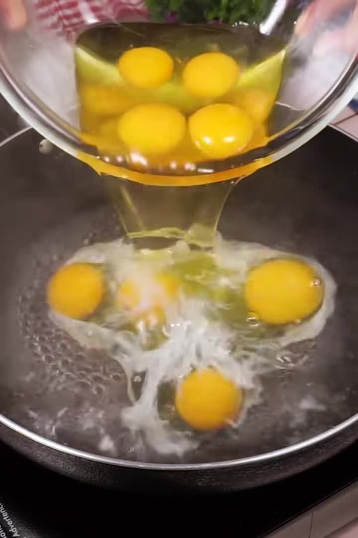 Agregar ocho huevos en agua hirviendo y esperar 5 minutitos hasta que estén cocidos.