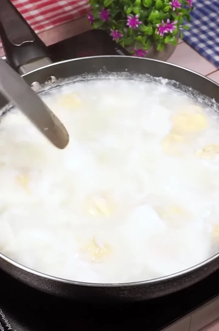 Escurrir los huevos cocidos usando un colador.