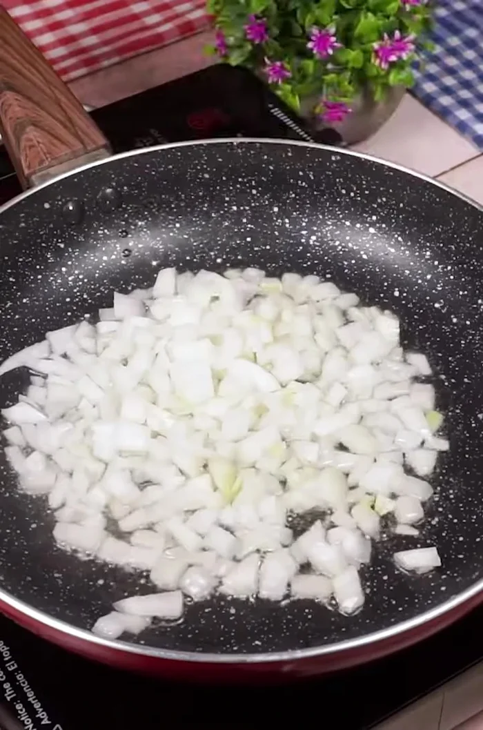 En una sartén con aceite caliente, sofreír una cebolla picada y dos dientes de ajo picaditos.