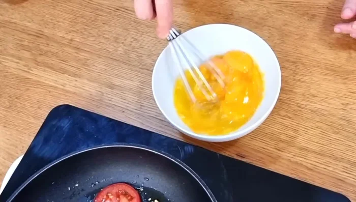 En un recipiente aparte, batir los huevos con sal, pimienta negra y cebollino.