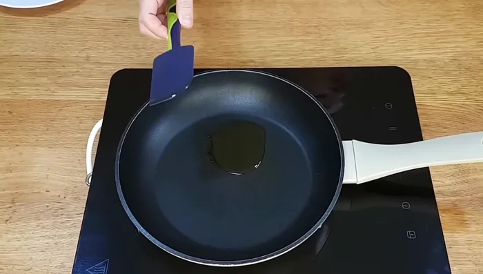 Añadir el ajo y dorarlo ligeramente a fuego bajo. (El ajo tiene poca actividad de agua, por lo que fuego alto lo quemaría.)