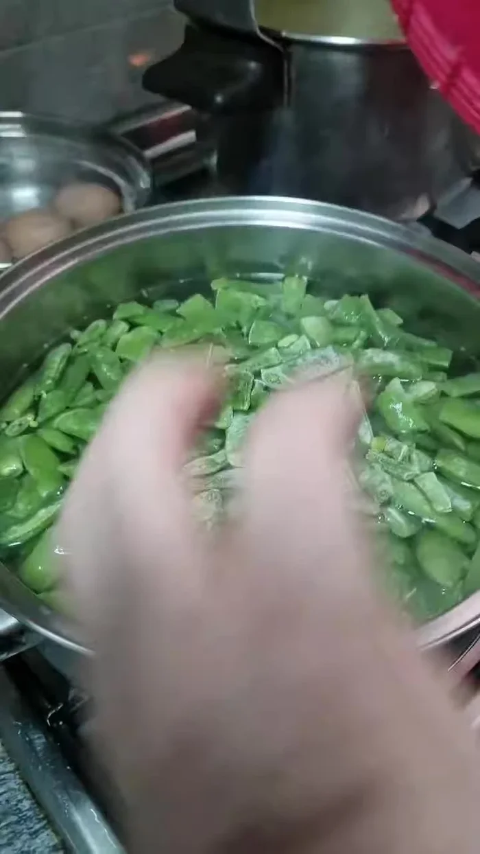 Una vez cocidas, escurrir las patatas y aplastarlas ligeramente con un tenedor.