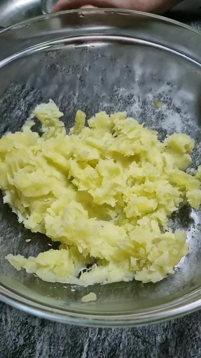 Añadir 3 latas de atún escurrido a las patatas.