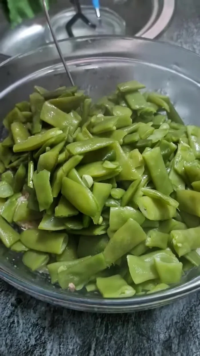 Incorporar 1 kg de abichuelas cocidas.