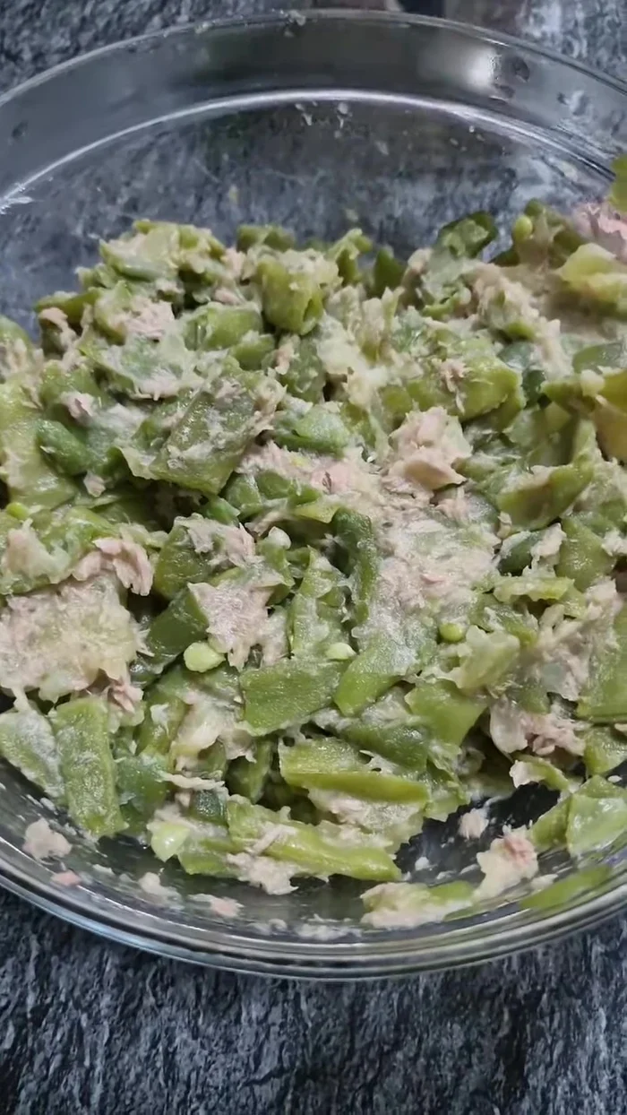 Agregar los huevos cocidos cortados como se prefiera (en rodajas o picados).