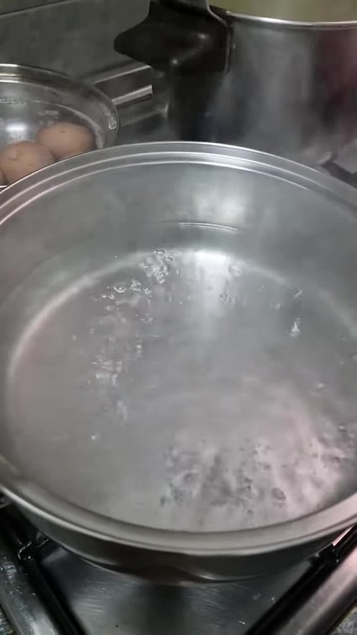 Mientras las judías se cocinan, agregar a la olla 6 huevos y 6 patatas pequeñas (o 3 grandes) y cocer.