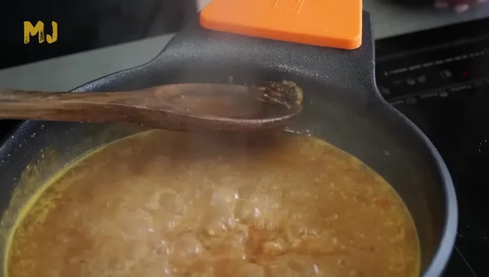 Retirar del fuego y triturar la salsa. Rectificar de sal si es necesario.