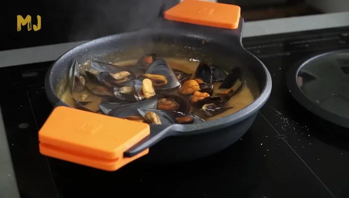 Agregar los mejillones a la salsa y cocinar durante 2 minutos para que se impregnen del sabor.