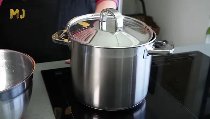 Limpiar y cocer los mejillones al vapor hasta que se abran. Reservar el caldo y las conchas limpias.