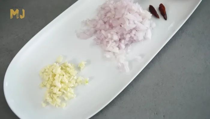 En una cacerola, sofreír el ajo picado en aceite de oliva hasta que esté dorado.