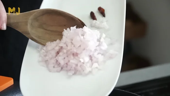 Añadir la cebolla picada y sofreír durante 5 minutos.