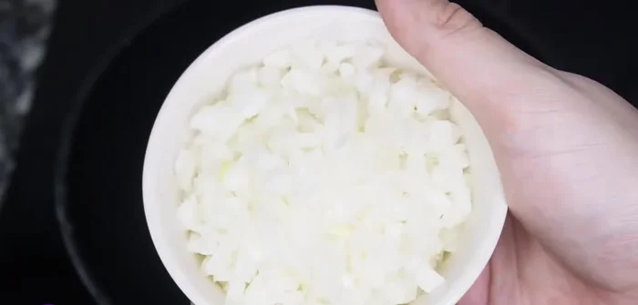 En una sartén grande, sofreír con aceite de oliva, 2 dientes de ajo y una cebolla picada (5-7 minutos hasta que la cebolla esté transparente). Agregar el perejil picado y los mejillones sin concha.