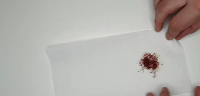 Preparar el azafrán: Calentar unas hebras en el microondas (30 segundos a potencia media). Triturar y mezclar con agua tibia (3 minutos de reposo). Agregar al caldo.