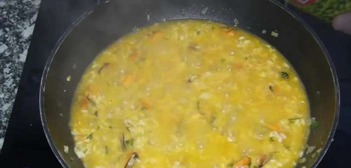 Agregar los guisantes al arroz durante los últimos minutos de cocción.
