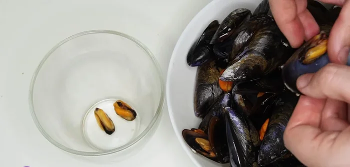 Reservar 8-10 mejillones con concha. Retirar la concha del resto.