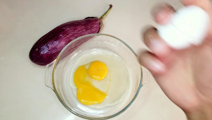 En un bol, batir los huevos hasta que la yema se mezcle y quede esponjosa.