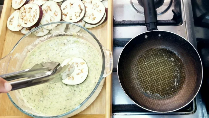 Calentar aceite en una sartén.