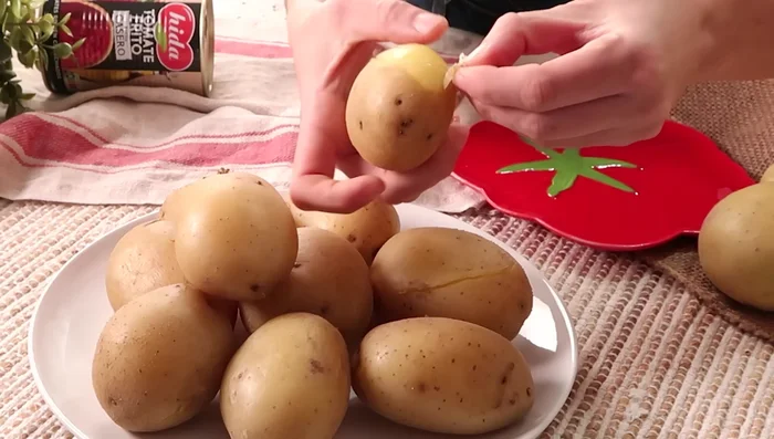 Una vez cocidas y templadas (15 minutos aprox.), pelamos las patatas y las chafamos bien en un recipiente.