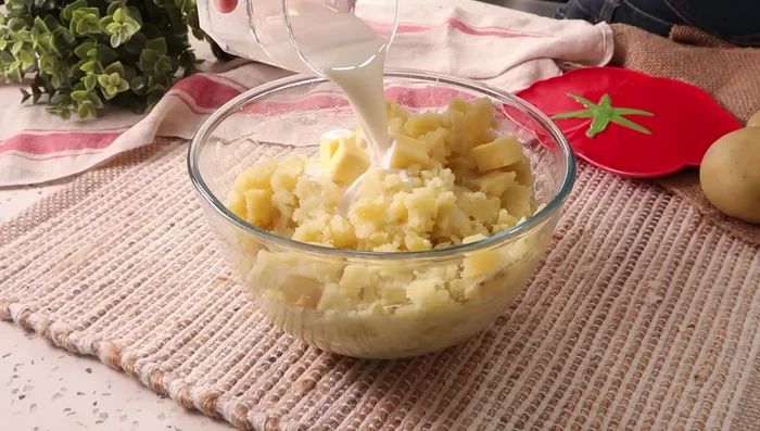 Añadimos 50 g de mantequilla, 125 ml de leche, sal, pimienta molida y opcionalmente, nuez moscada. Mezclamos bien.