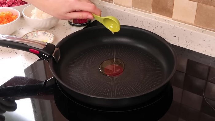 En una sartén a fuego medio alto, ponemos tres cucharadas de aceite de oliva, un diente de ajo picado y una cebolla. Doramos.