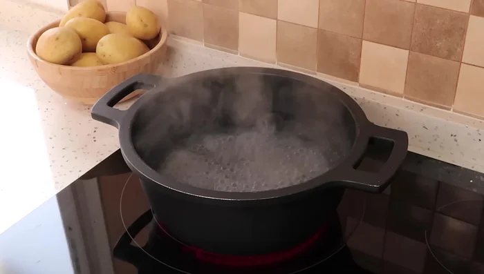 Mientras, en una olla con abundante agua hirviendo y sal, cocemos 1 kg de patatas durante 40 minutos hasta que estén tiernas.