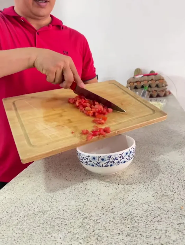 Cortar el tomate maduro en trozos pequeños.
