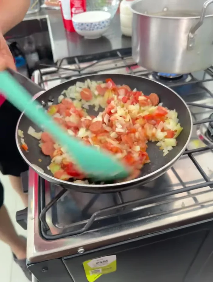 Incorporar un poco de salsa de tomate o salsa de pasta al sofrito.