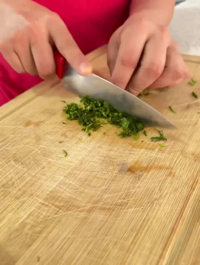 Picar una cantidad generosa de cilantro y reservarlo.