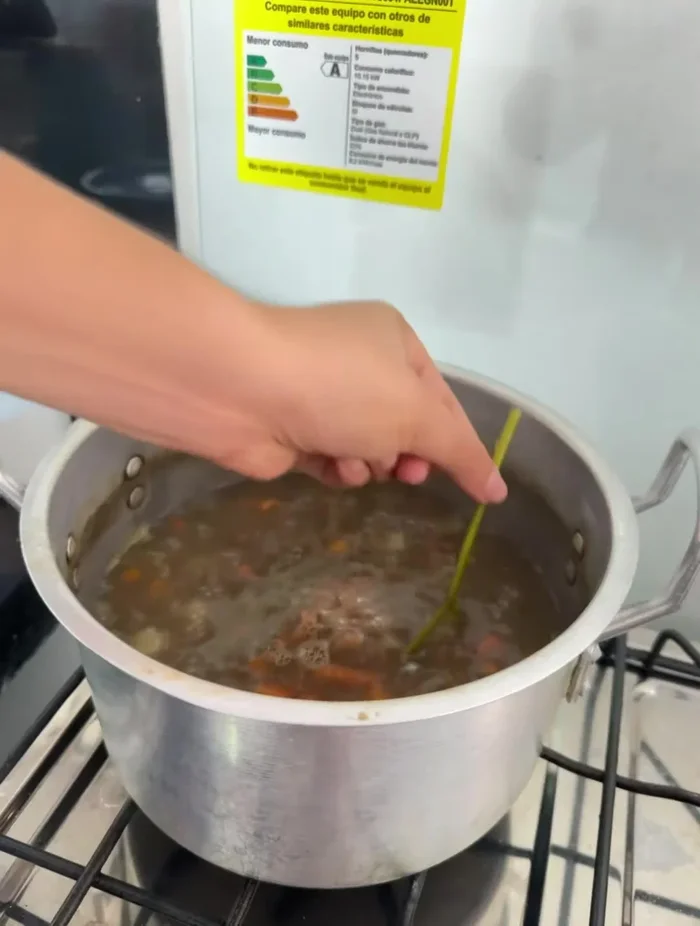 Retirar una zanahoria cocida junto con un poco de lentejas y licuar hasta obtener una mezcla cremosa. (Quitar la rama de cilantro antes de licuar).